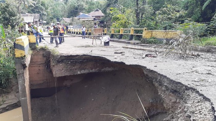 Jembatan yang menghubungkan jalan poros Kabupaten Mamasa dan Kabupaten Polewali Mandar nyaris terputus karena curah hujan yang tinggi (dok. istimewa)