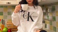 Wanita 24 tahun ini dikenal jago nge-rap. Ini pose Jennie saat hendak minum di dapur. Tetap seksi ya? Foto: Instagram jennierubyjane