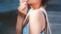 Mantan pacar Kai EXO ini hobi makan es krim. Begini pose cutenya saat makan es krim yang difoto member BLACKPINK lain, Lisa. Foto: Instagram jennierubyjane
