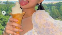 Wanita yang pernah tinggal di Selandia Baru ini juga suka berpose lucu. Seperti ketika hendak menjilat es krim. Foto: Instagram jennierubyjane