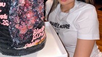 Kalau ini momen Jennie ketika mendapat cake keren. Temanya BLACKPINK dengan sentuhan warna hitam dan pink. Foto: Instagram jennierubyjane