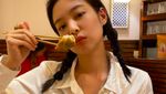 Gaya Cute Jennie BLACKPINK Saat Makan Es Krim