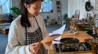 Jennie dikenal sebagai member BLACKPINK yang hobi masak. Begini gayanya sebelum beraksi di dapur. Foto: Instagram jennierubyjane