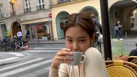 Wanita yang terkenal stylish ini sedang menikmati secangkir kopi di Paris. Foto: Instagram jennierubyjane