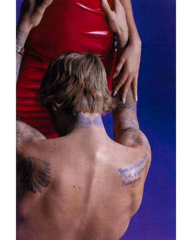 Hailey Bieber beraksi lagi dalam balutan busana lateks. Ketika memakainya aku merasa seksi. Aku lebih dekat dengan tubuh dan feminitas. Tidak ada yang salah dari itu, kata Hailey tentang busana lateks. (Foto: Dok. Vogue Italia)