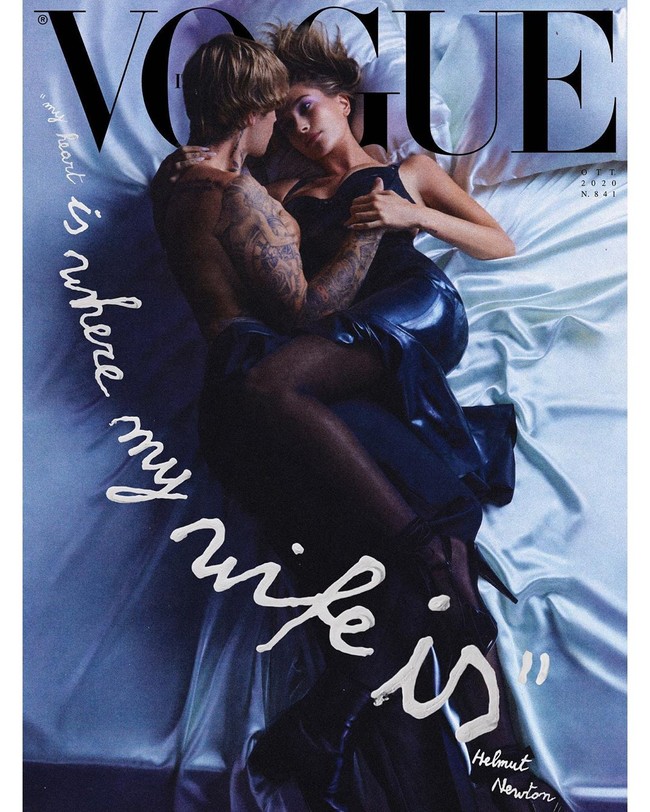 Beginilah aksi Justin Bieber dan Hailey Bieber di atas ranjang untuk pemotretan Vogue Italia. Hailey tampil menggoda dalam balutan gaun lateks seksi dari Saint Laurent.  (Foto: Dok. Vogue Italia)