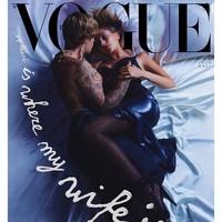 Beginilah aksi Justin Bieber dan Hailey Bieber di atas ranjang untuk pemotretan Vogue Italia. Hailey tampil menggoda dalam balutan gaun lateks seksi dari Saint Laurent.  (Foto: Dok. Vogue Italia)