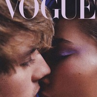 Soal hubungan mereka, Hailey Baldwin tak merasa perlu menggunakan baju seksi untuk memanaskan api asmara. (Justin) mencintaiku apa adanya, tanpa makeup, dengan rambutku yang acak-acakan setelah bangun tidur, kata model 23 tahun itu. (Foto: Dok. Vogue Italia)