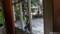 Kedua, kaca pintu dan satu jendela di pos keamanan LPPM Unisba yang ada di Jalan Punawarman juga pecah.