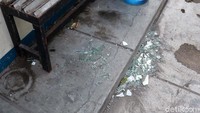Hingga pagi ini, pecahan kaca di pos keamanan tersebut masih berserakan.