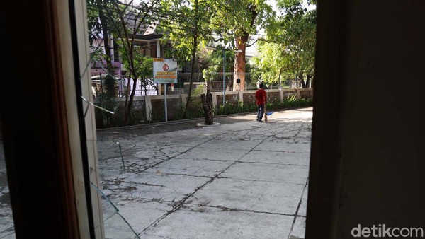Kaca Gedung Perkuliahan-Pos Kemanan Unisba Pecah