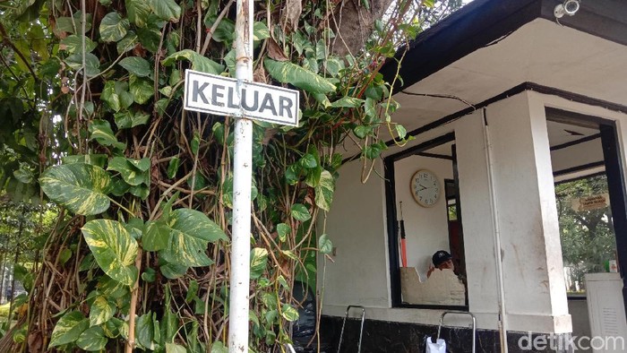 Kaca pos keamanan Gedung Sate juga dirusak demonstran