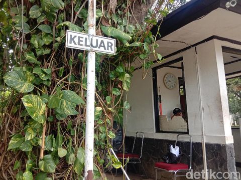 Kaca pos keamanan Gedung Sate juga dirusak demonstran