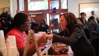 Selain masak, tentu saja hobi lain perempuan ini adalah makan. Momen makannya bersama teman pun ikut memenuhi galeri instagramnya. Menu kali ini termasuk olahan pork dan sayuran.  Foto: instagram @kamalaharris