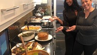 Saat Natal, Kamala mengajak saudara perempuannya masak di rumah. Sepanci sup yang diracik menggunakan resep sang ibu pun jadi hidangan istimewa untuk Natal. Foto: instagram @kamalaharris