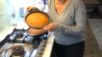 Bukan hanya untuk santapan sehari-hari, Kamala juga meracik makanan spesial untuk momen besar. Ketika Thanksgiving beberapa tahun lalu, Kamala sengaja membuat kue sendiri.  Foto: instagram @kamalaharris