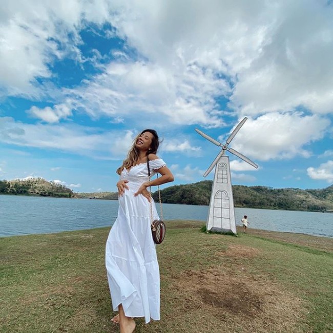 Tampil feminin saat berpose di Waduk Sermo, Kulon Progo, Yogyakarta. Gaun putih semakin menambah aura kecantikannya. Ini potret saat Jennifer Bachdim hamil 4 bulan. Foto: Instagram/@jenniferbachdim