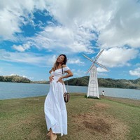 Tampil feminin saat berpose di Waduk Sermo, Kulon Progo, Yogyakarta. Gaun putih semakin menambah aura kecantikannya. Ini potret saat Jennifer Bachdim hamil 4 bulan. Foto: Instagram/@jenniferbachdim