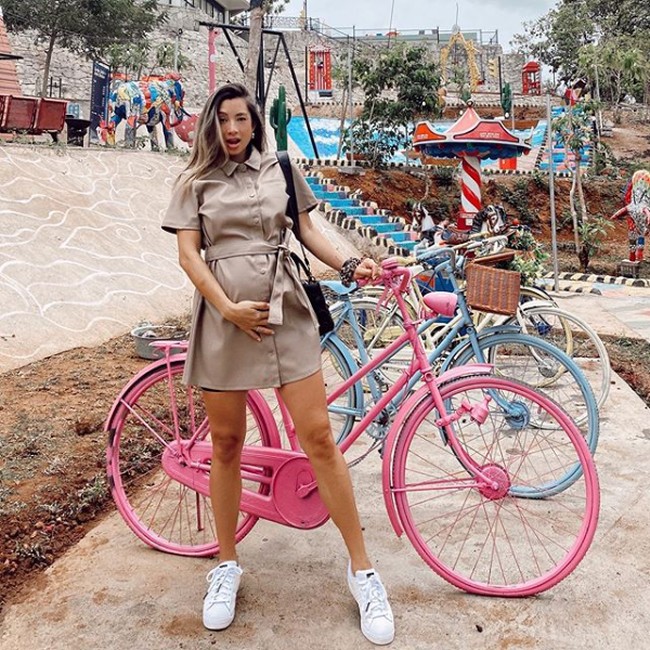 Saat berada di Yogyakarta, model dan influencer memakai busana bernuansa safari dengan shirt dress aksen pita warna beige. Dia menambahkan kesan sporty dengan senakers putih. Seminggu lagi usia kehamilan Jennifer akan memasuki 5 bulan. Foto: Instagram/@jenniferbachdim