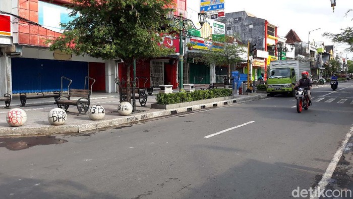Kawasan Malioboro berangsur normal pasca demo rusuh di Kantor DPRD DIY kemarin, Kamis (8/10). Begini kondisi Malioboro pagi ini.