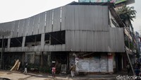Grand Theater Senen terbakar pada Kamis (8/10) malam. Api berhasil dipadamkan sekitar pukul 02.00 WIB.