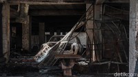 Sebuah mobil hangus terbakar.
