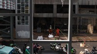 Banyaknya bahan bangunan yang mudah terbakar membuat proses pemadaman butuh waktu hingga empat jam.