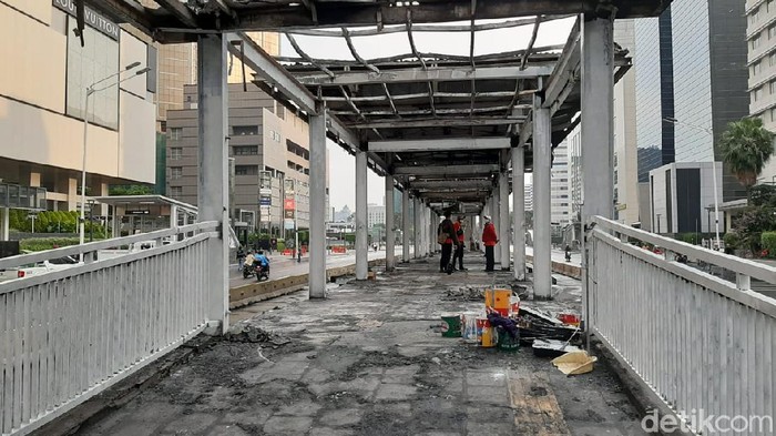 Kondisi Halte Bundaran HI usai dibakar pendemo (Lisye/detikcom)