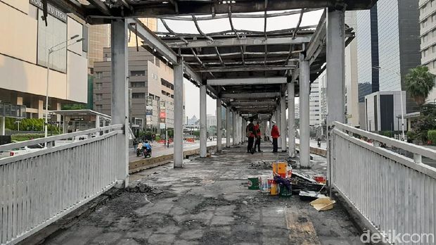 Kondisi Halte Bundaran HI usai dibakar pendemo (Lisye/detikcom)