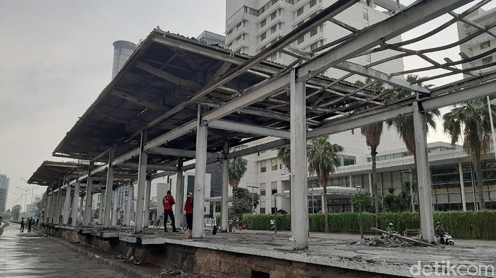 Kondisi Halte Bundaran HI usai dibakar pendemo (Lisye/detikcom)