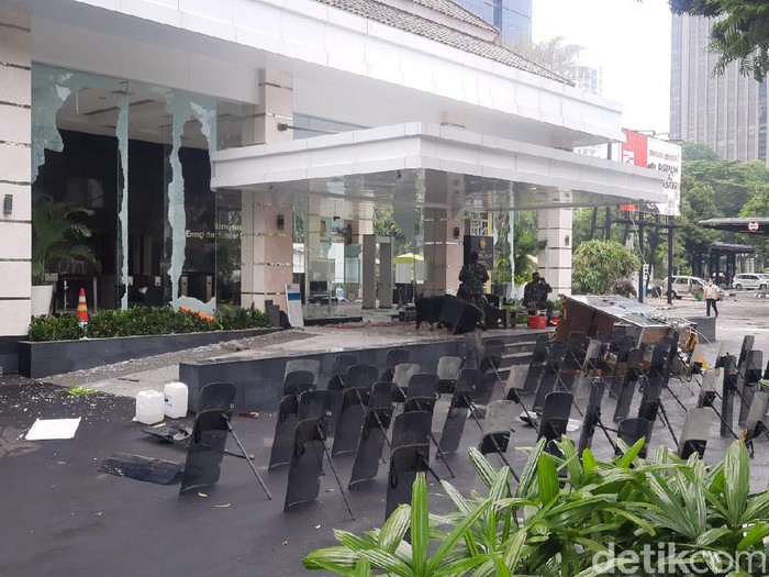 Kondisi Kantor Kementerian ESDM usai dirusak massa (Yogi Ernes/detikcom)