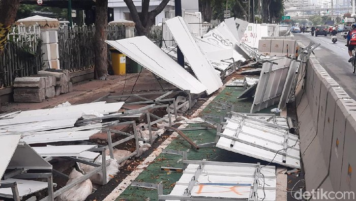 Kondisi Kantor Kementerian ESDM usai dirusak massa (Yogi Ernes/detikcom)
