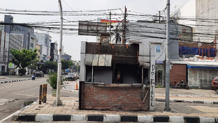 Kondisi Pos Lantas Roxy, J Hasyim Ashari, setelah dibakar massa semalam.