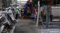 Gubernur DKI Jakarta, Anies Baswedan sempat meninjau halte ini. Anies mengatakan petugas sudah dikerahkan untuk melakukan pembersihan.