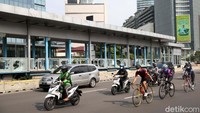 detikcom memantau Halte TransJ Tosari Baru, Jalan Jenderal Sudirman, Jakarta Pusat, Jumat (9/10/2020) sekitar pukul 07.30 WIB. Pecahan kaca hingga arang plastik sisa kebakaran kemarin masih berserakan di dalam halte dan di jalur TransJ (busway).