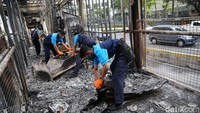 Demo menolak omnibus law kemarin berakhir ricuh, massa merusak dan membakar beberapa fasilitas publik.