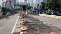 Pagar pembetas jalan roboh dan belum dibersihkan.