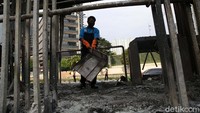 Di bagian dalam halte, tampak beberapa kerangka pagar yang sudah dibakar. Ada pula puing-puing mesin pengisian ulang uang eloktronik berserakan di lantai halte.