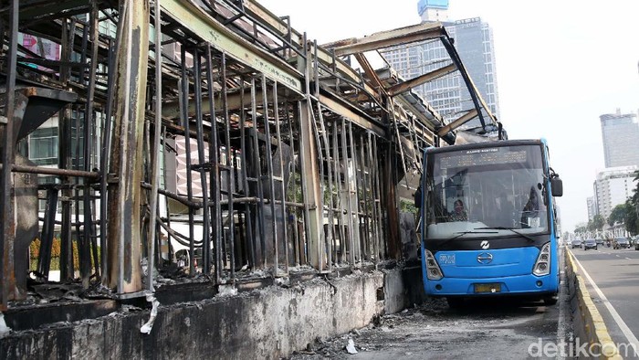Halte TransJakarta Tosari menjadi sasaran amukan massa demo tolak omnibus law Ciptaker Kamis kemarin. Pagi ini petugas mulai membersihkan halte tersebut.