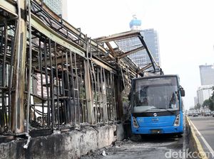 Deretan Foto Halte TransJ yang Rusak-Dibakar Massa Tolak Omnibus Law