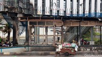 Tampak kondisi halte terlihat hangus terbakar.