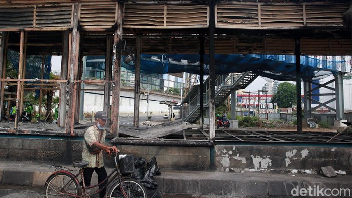 Kondisi Terkini Halte TransJakarta Senen Usai Demo Rusuh Halte Central TransJakarta Senen turut dibakar massa pendemo tolak omnibus law UU Cipta Kerja, tadi malam. Situasi di halte pun kini rusak dan tidak bisa digunakan.