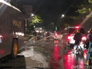 Massa Demo di Makassar Dibubarkan Polisi, Lalin Lancar Kembali