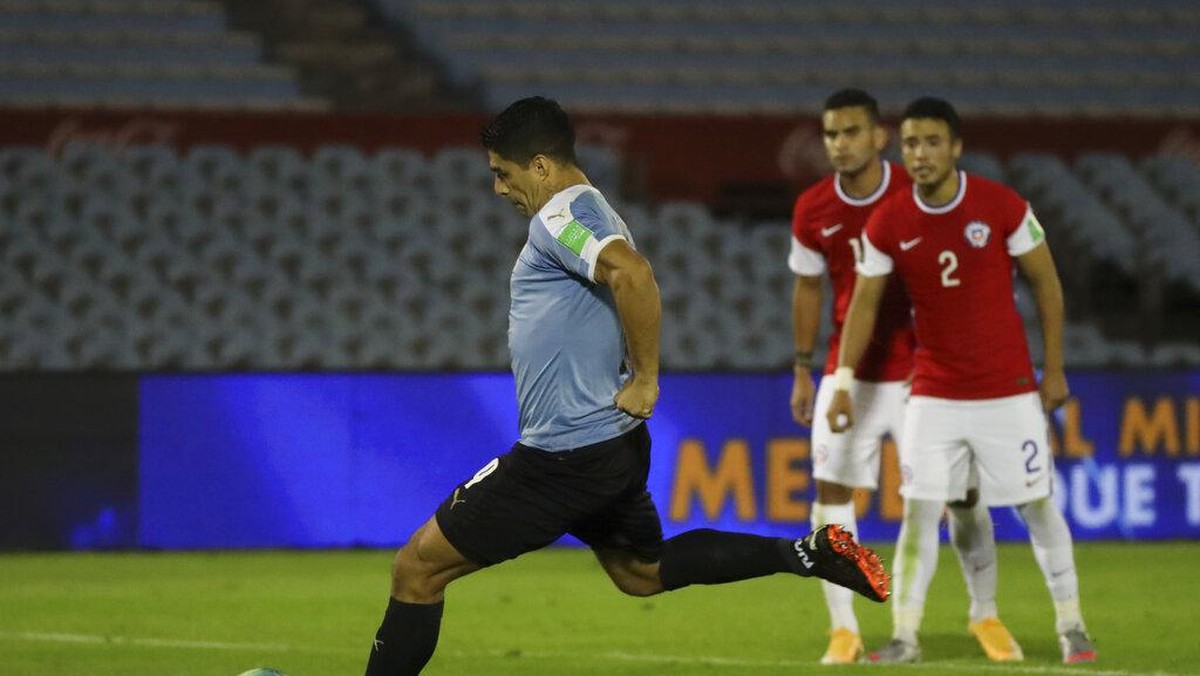 Luis Suarez dan Lionel Messi sama-sama bikin gol penalti (AP/Raul Martinez)