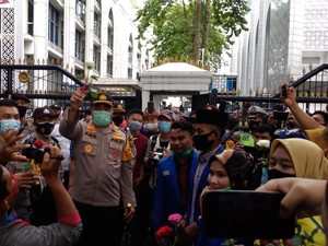 Demo Tolak Omnibus Law, Mahasiswa Bagi-bagi Mawar ke Polisi di DPRD Sumut