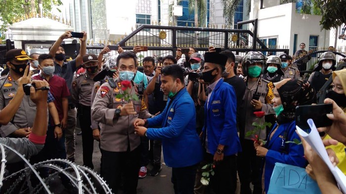 Mahasiswa bagi-bagi mawar ke polisi yang berjaga di depan DPRD Sumut (Datuk Haris-detikcom)