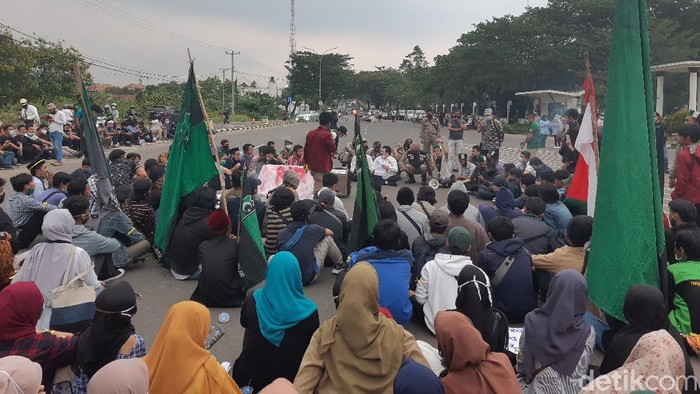 Mahasiswa Desak Gubernur Banten
