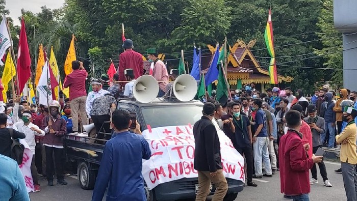 Mahasiswa menggelar demonstrasi menolak omnibus law di DPRD Riau (Chaidir-detikcom)