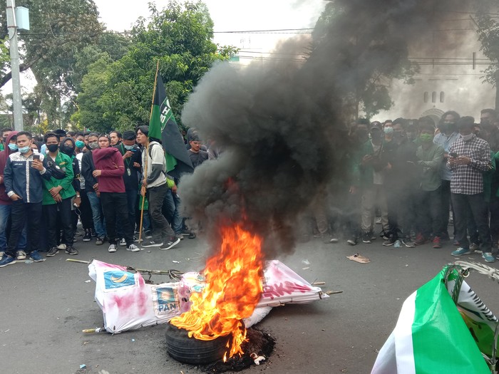 Massa bakar keranda berlogo partai di depan Kantor Gubsu (Ahmad Arfah-detikcom)