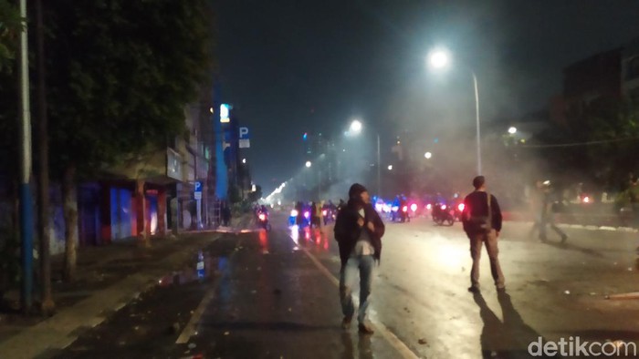 Massa bertahan di Jalan Gajah Mada, Jakbar, dan melemparkan batu. Polisi melepaskan gas air mata (Luqman N Arun/detikcom)